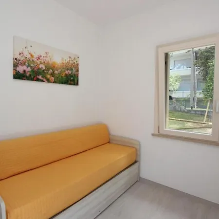 아파트 With Garden Near The Sea